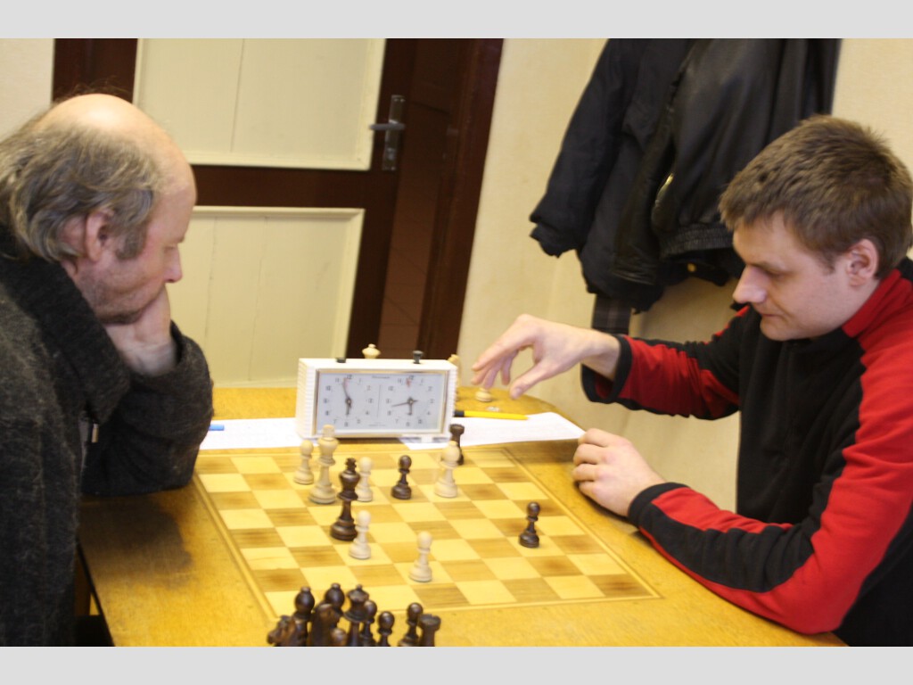 Spēlē A.Seiksts (pa kreisi) un A.Golovņovs; foto - © Aleksandrs Vasiļkovs, Rēzeknes šaha klubs